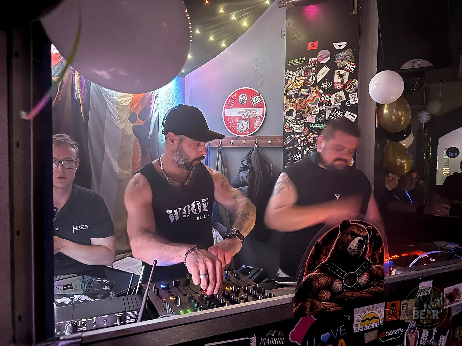 DJ-Set hinter dem Mischpult der Rough Bears Night