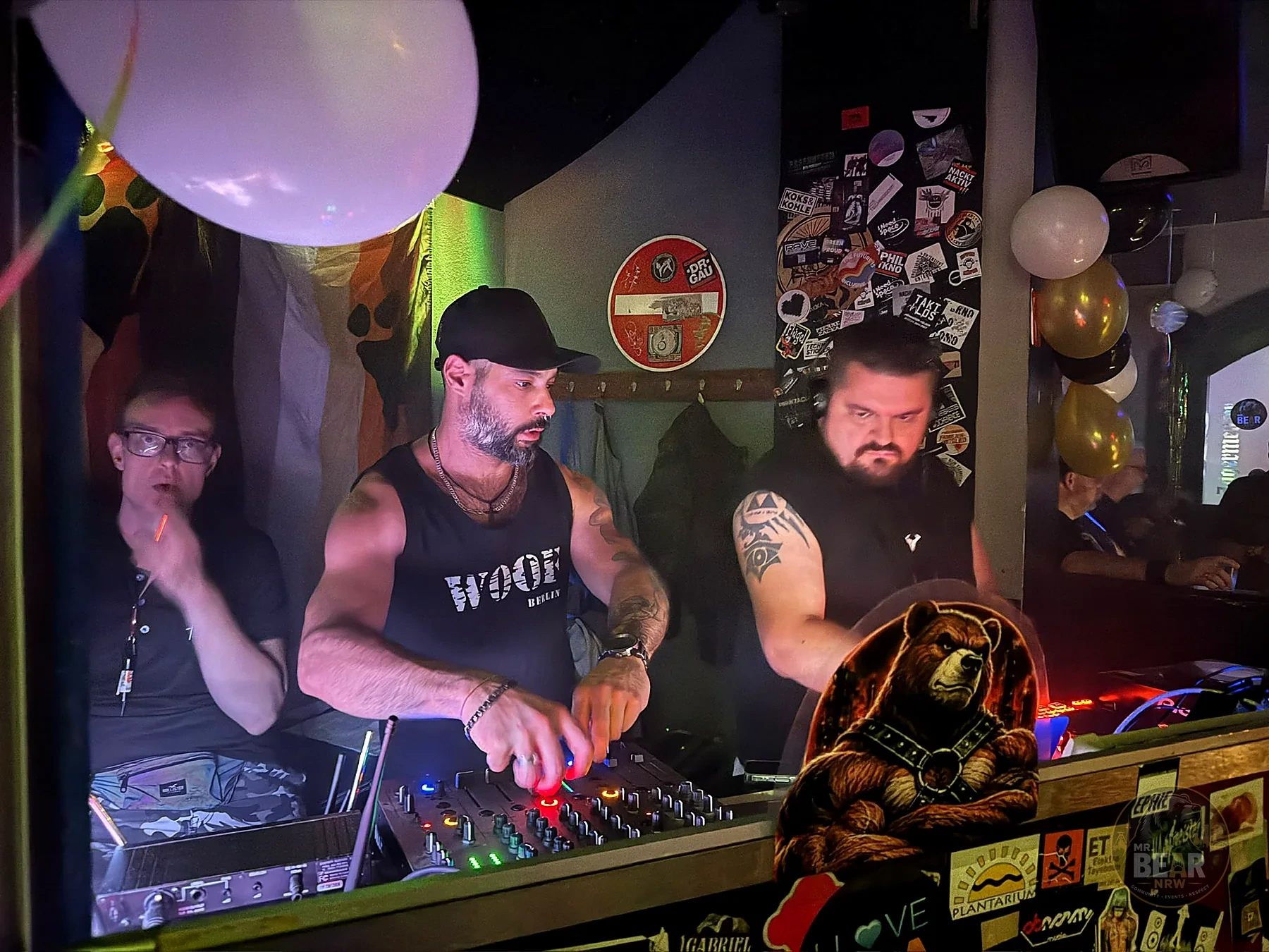 DJs und Technik im Clublicht der Loca71