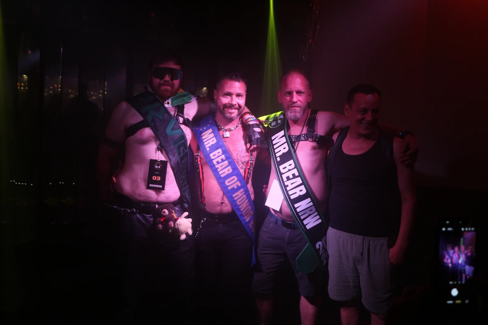 Joshua und Christoph mit dem Mr. Bear of Honor Europe und Moderator Jarmin