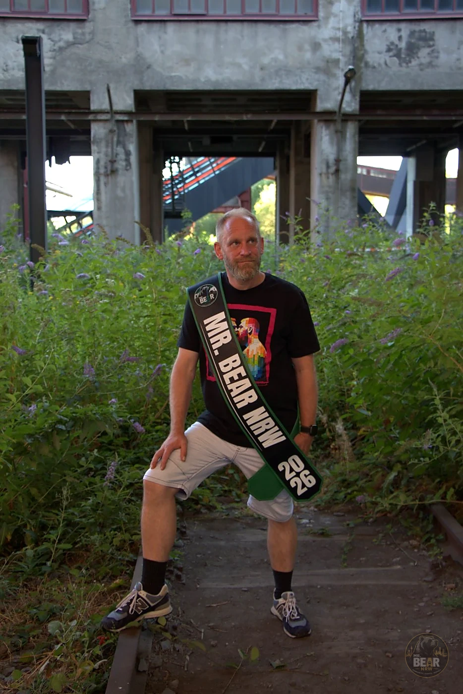 Christoph mit der Schärpe Mr. Bear NRW in Industriekulisse