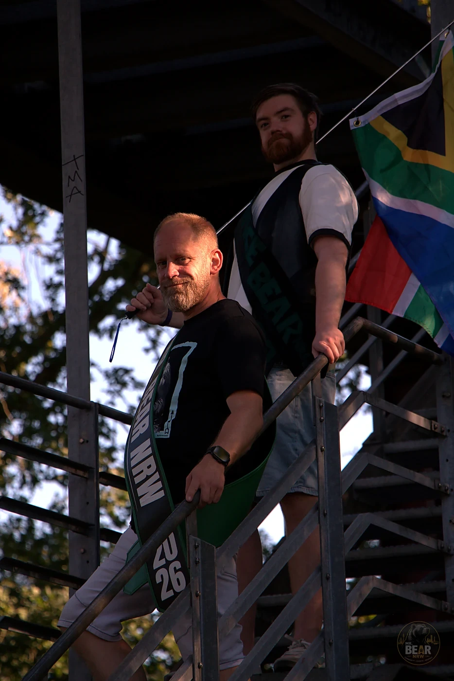 Christoph und Joshua gemeinsam mit der südafrikanischen Flagge auf einer Stahltreppe