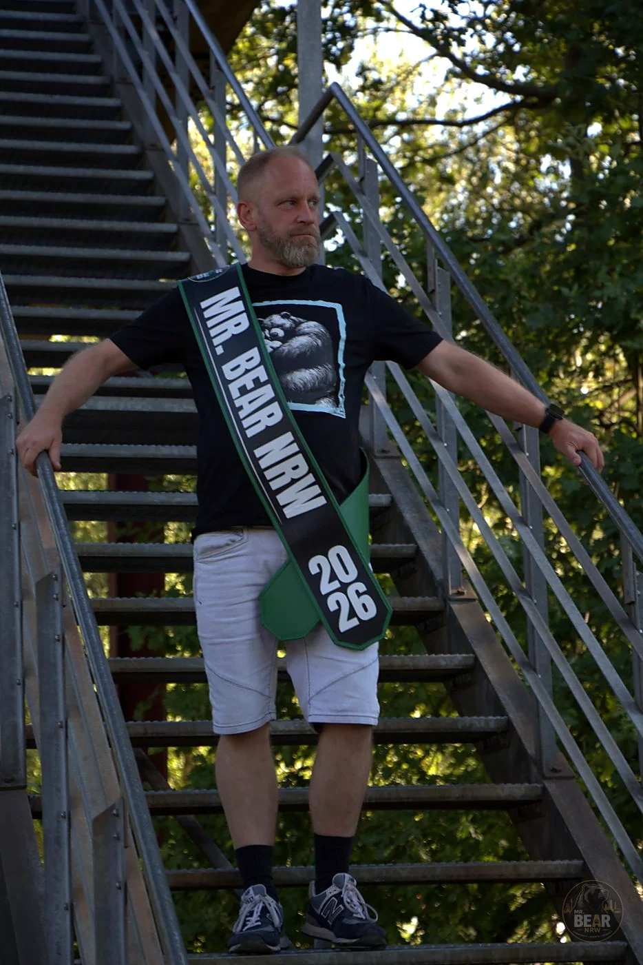 Christoph mit Schärpe auf einer Stahltreppe